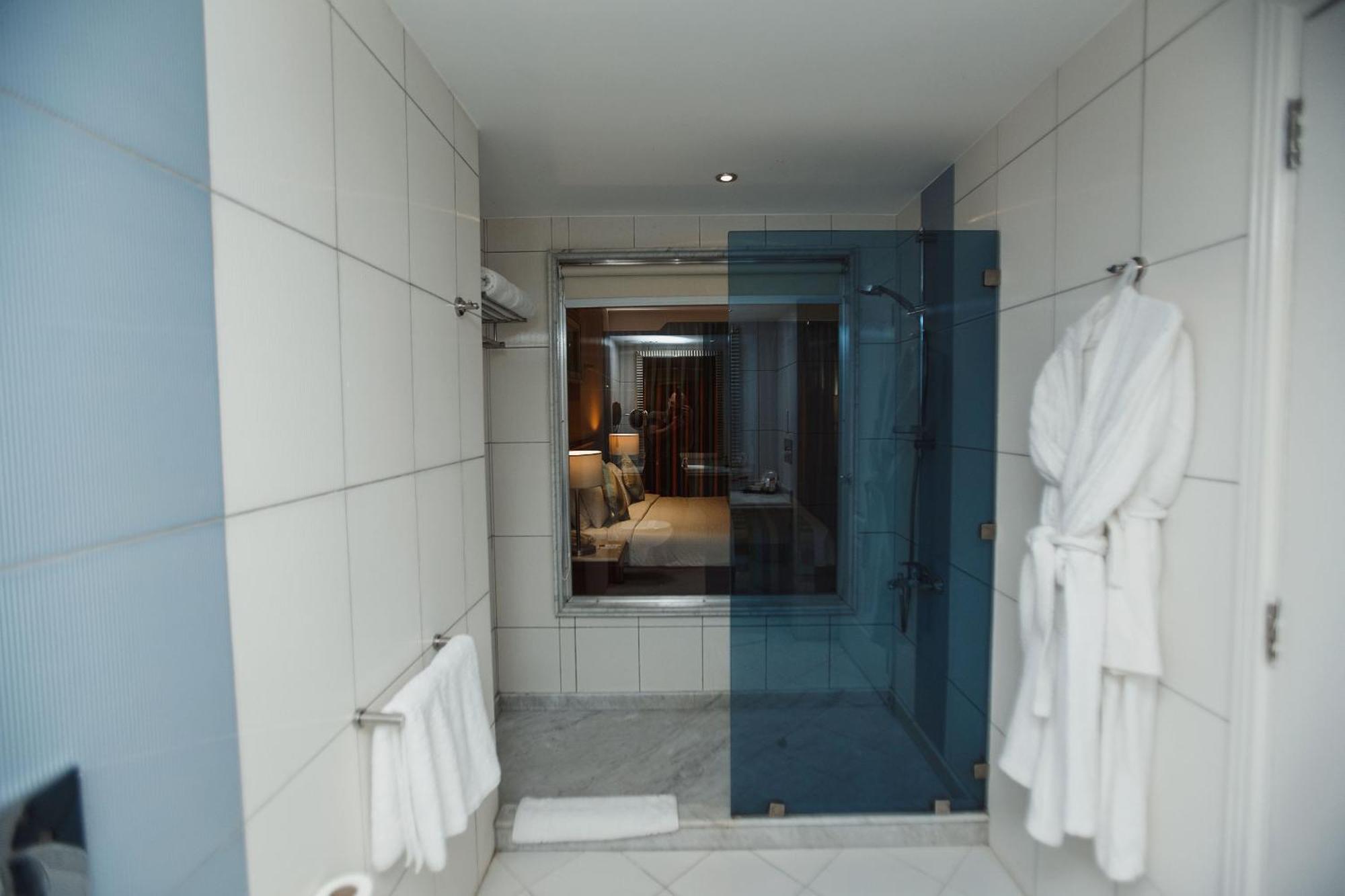 体验克罗赛兹园地酒店 沙姆沙伊赫 外观 照片 A shower with a sliding door