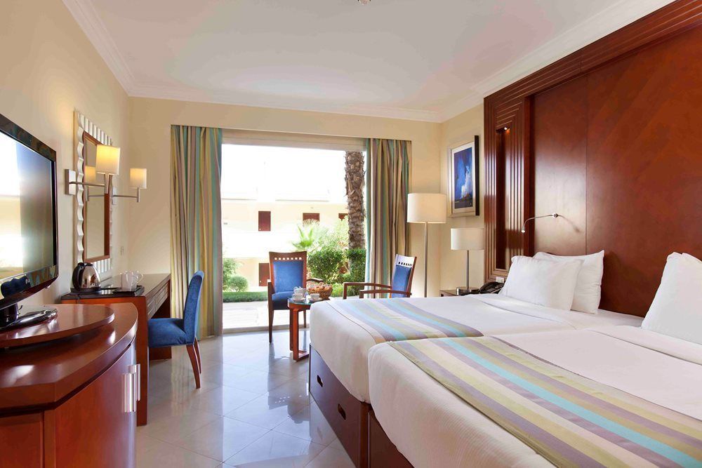 体验克罗赛兹园地酒店 沙姆沙伊赫 外观 照片 A room at the Hilton Sharm El Sheikh