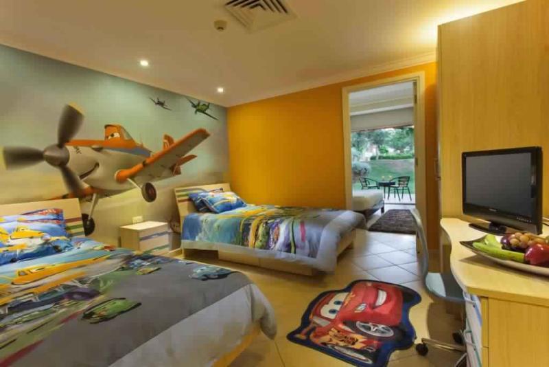 体验克罗赛兹园地酒店 沙姆沙伊赫 外观 照片 A themed room at the Disney Hotel