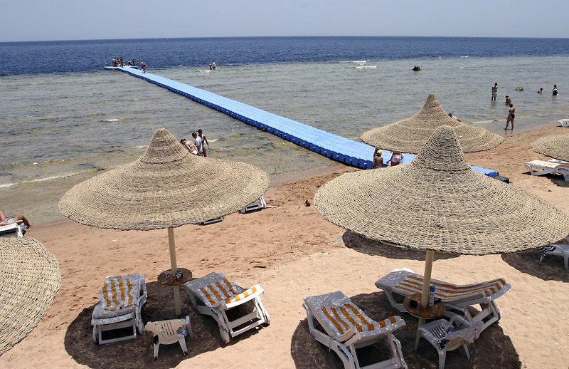 体验克罗赛兹园地酒店 沙姆沙伊赫 外观 照片 A floating pontoon at a beach